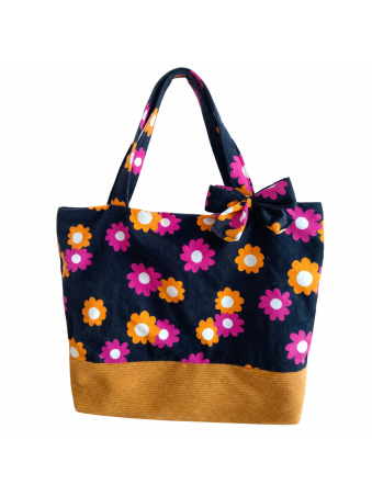 Un tote bag fleuri qui ne passe pas inaperçu.
