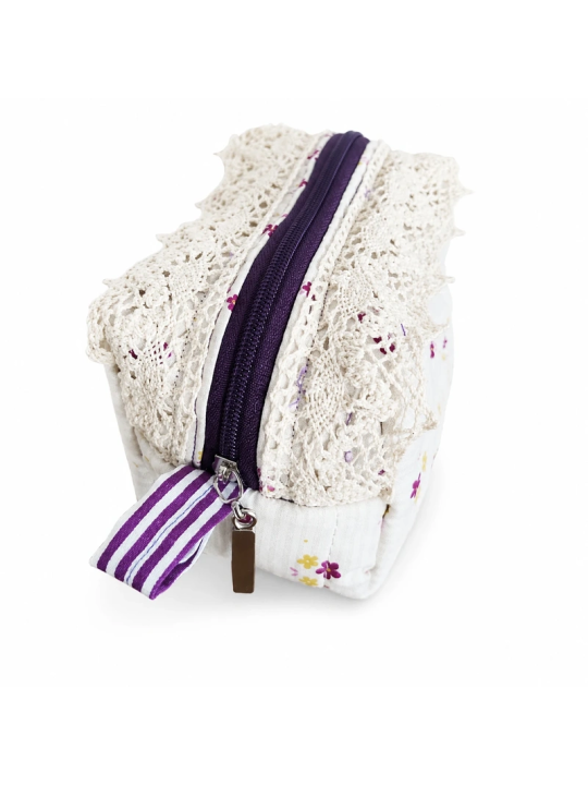 Petiite trousse artisanale matelassée en tissu fleuri avec dentelle | Accessoire fait main