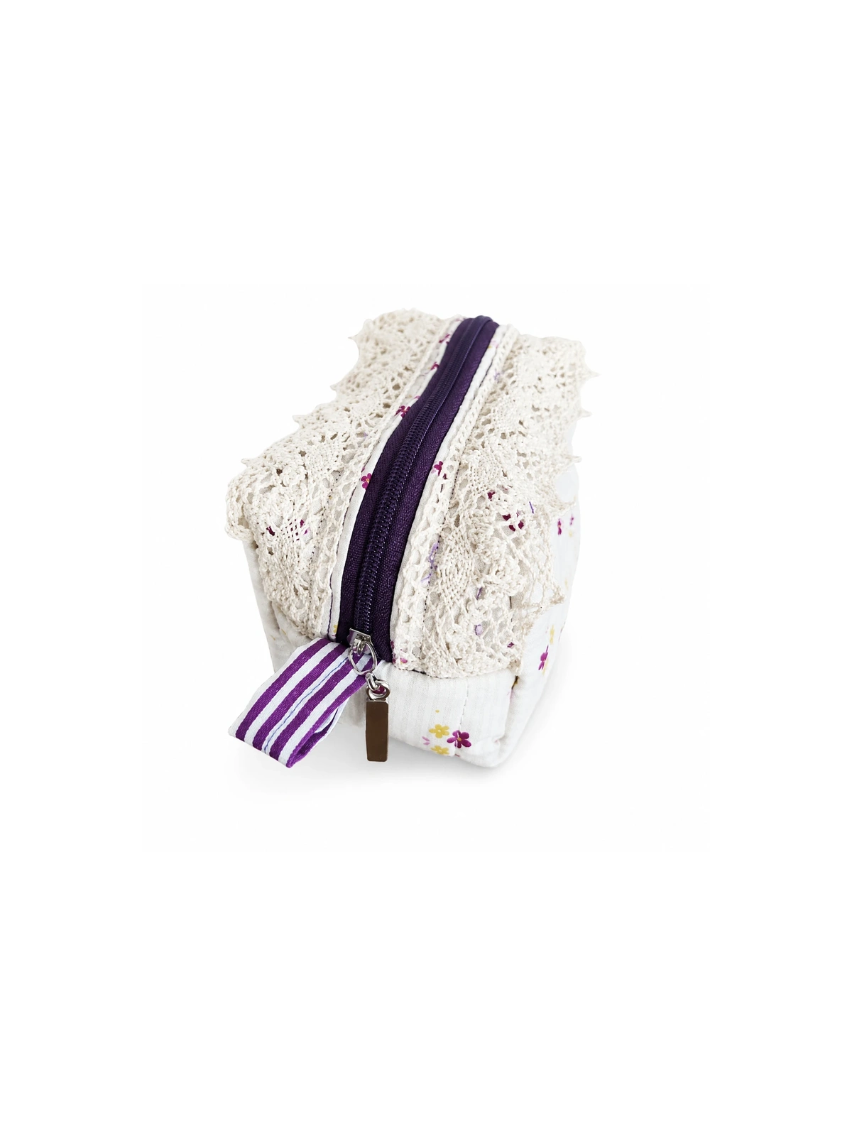 Petiite trousse artisanale matelassée en tissu fleuri avec dentelle | Accessoire fait main