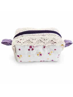 Petiite trousse artisanale matelassée en tissu fleuri avec dentelle | Accessoire fait main