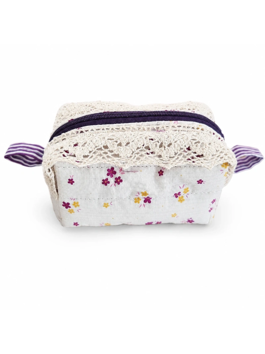 Petiite trousse artisanale matelassée en tissu fleuri avec dentelle | Accessoire fait main
