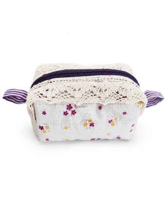 Petiite trousse artisanale matelassée en tissu fleuri avec dentelle | Accessoire fait main