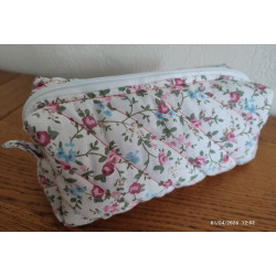 Trousse de toilette blanche motifs petites fleurs colorées