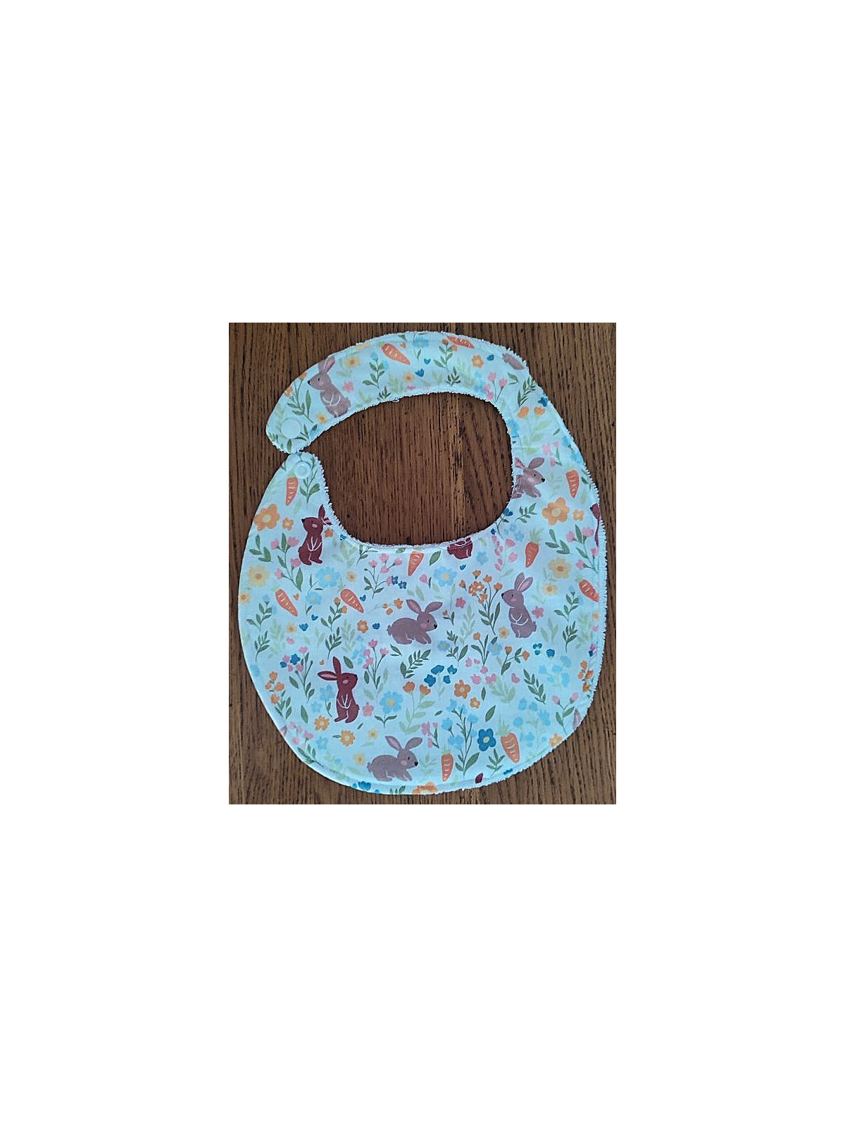 Bavoir bébé fait main motif lapins et fleurs