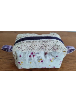 Trousse artisanale en tissu fleuri avec dentelle | Accessoire fait main