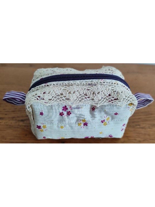 Trousse artisanale en tissu fleuri avec dentelle | Accessoire fait main