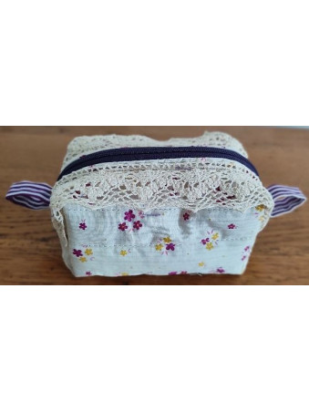 Trousse artisanale en tissu fleuri avec dentelle | Accessoire fait main
