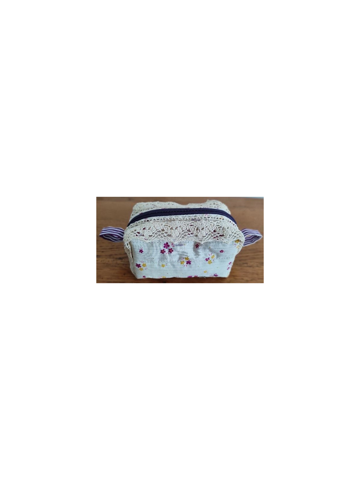 Trousse artisanale en tissu fleuri avec dentelle | Accessoire fait main