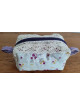 Trousse artisanale en tissu fleuri avec dentelle | Accessoire fait main