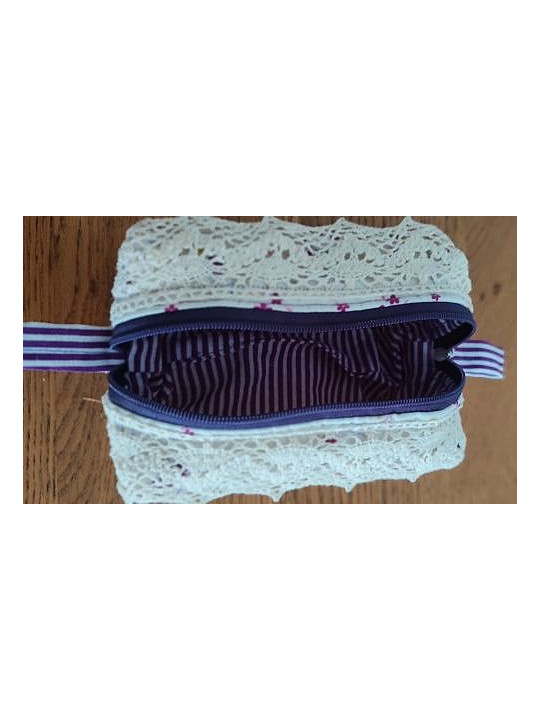 Trousse artisanale en tissu fleuri avec dentelle | Accessoire fait main