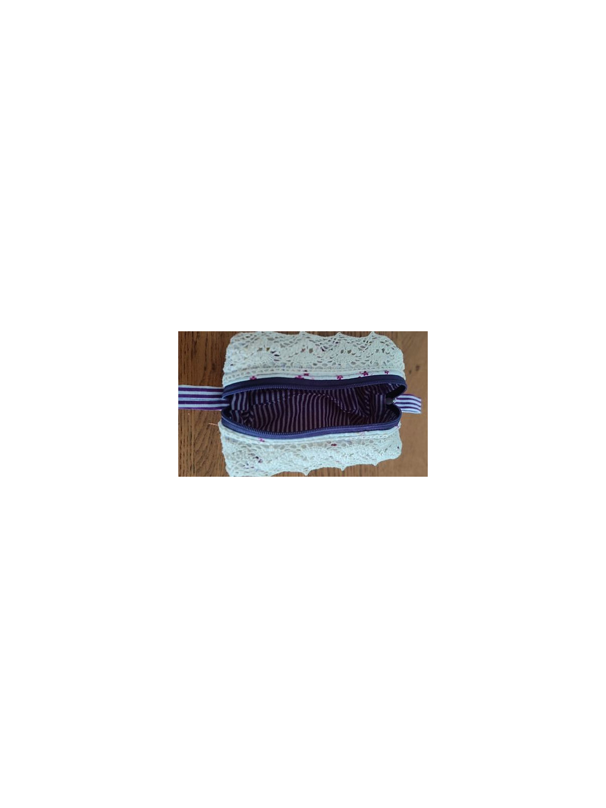 Trousse artisanale en tissu fleuri avec dentelle | Accessoire fait main