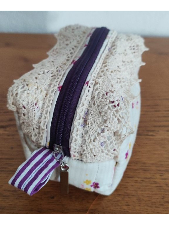 Trousse artisanale en tissu fleuri avec dentelle | Accessoire fait main
