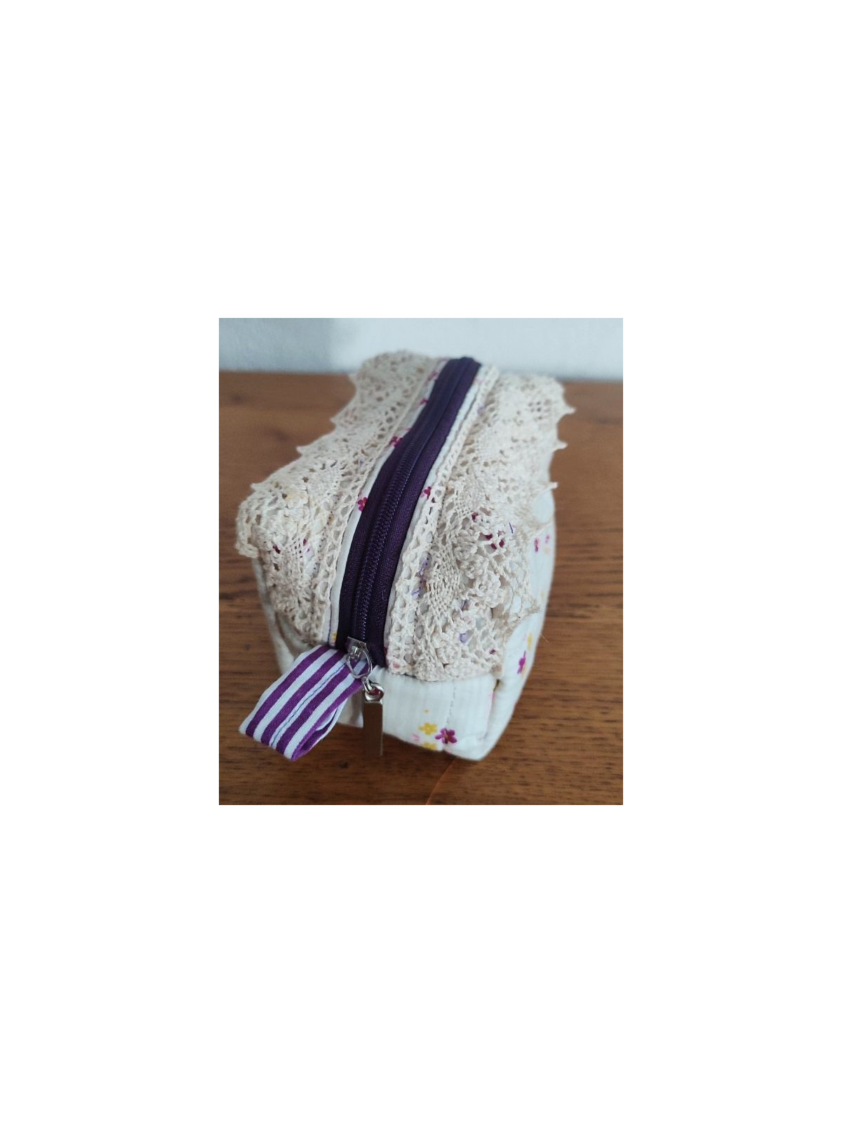 Trousse artisanale en tissu fleuri avec dentelle | Accessoire fait main
